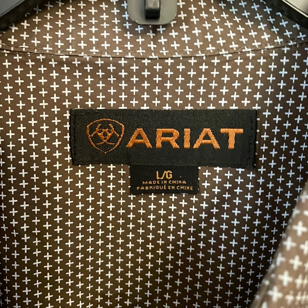 Men’s size large ARIAT dress shirt.